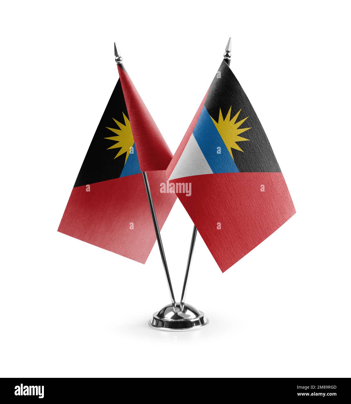 Kleine Nationalflaggen der Antigua und Barbuda auf weißem Hintergrund. Stockfoto