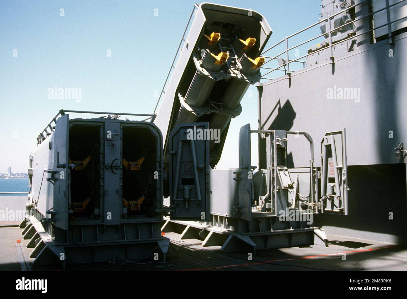 Ein Blick auf zwei Mark 143-Trägerraketen (ABLs), einer in der angehobenen Position, an Bord des Schlachtschiff USS MISSOURI (BB-63). Die MISSOURI verfügt über acht Mark 143-Sprengkörper, mit denen BGM-109-Abwehrraketen (TASMs) und Tomahawk-Landangriffsraketen (TLAMs) gestartet werden. Land: Pazifik (POC) Stockfoto