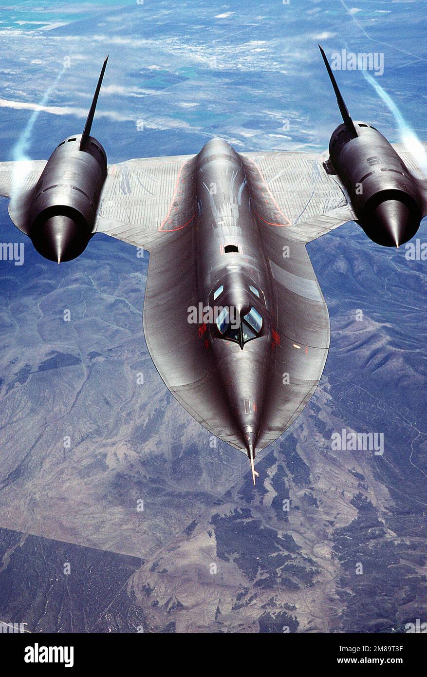 Eine Luft-Luft-Frontansicht eines strategischen Aufklärungsflugzeugs SR-71a. Die SR-71 ist inoffiziell als "Blackbird" bekannt. Basis: Luftwaffenstützpunkt Beale Bundesstaat: Kalifornien (CA) Land: Vereinigte Staaten von Amerika (USA) Stockfoto