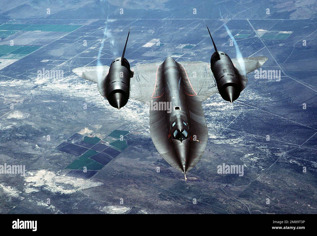 Luft-Luft-Vorderansicht eines strategischen Aufklärungsflugzeugs SR-71a. Die SR-71 ist inoffiziell als "Blackbird" bekannt. Basis: Luftwaffenstützpunkt Beale Bundesstaat: Kalifornien (CA) Land: Vereinigte Staaten von Amerika (USA) Stockfoto