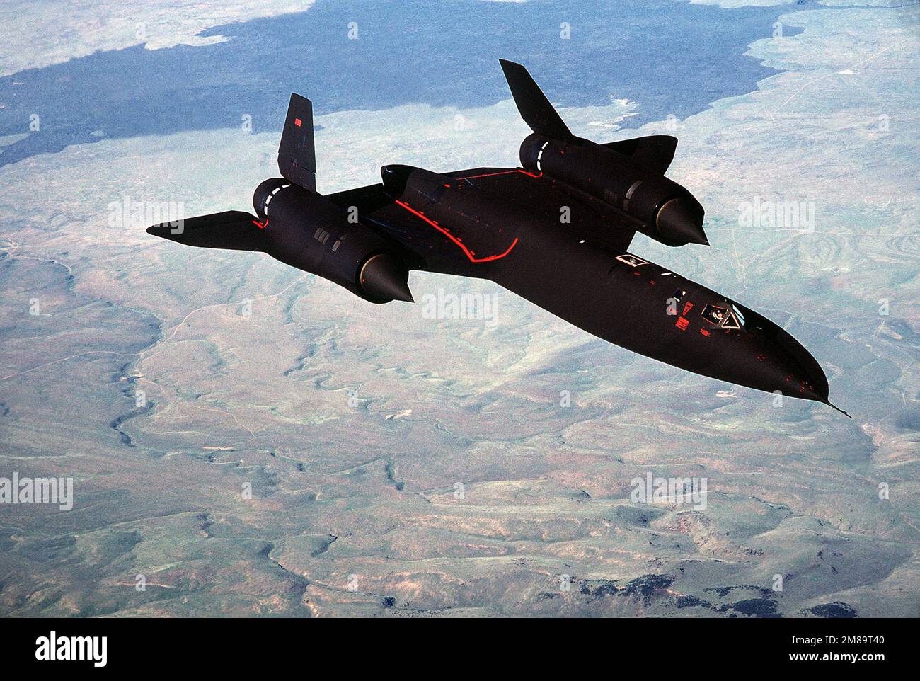 Eine Luft-Luft-Ansicht von rechts über einem strategischen Aufklärungsflugzeug SR-71a. Die SR-71 ist inoffiziell als "Blackbird" bekannt. Basis: Luftwaffenstützpunkt Beale Bundesstaat: Kalifornien (CA) Land: Vereinigte Staaten von Amerika (USA) Stockfoto