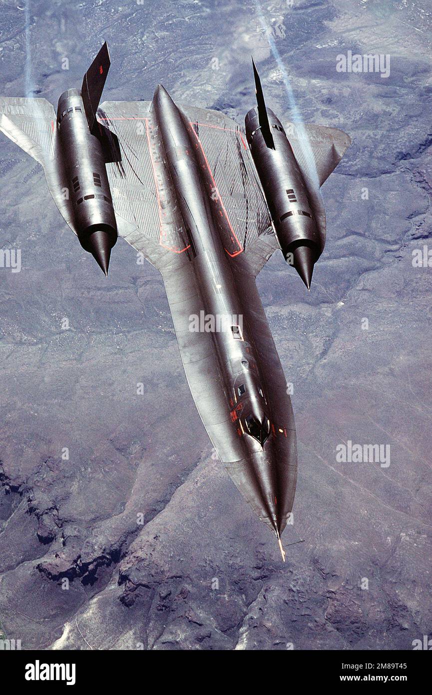 Eine Luft-Luft-Ansicht von rechts über einem strategischen Aufklärungsflugzeug SR-71a. Die SR-71 ist inoffiziell als "Blackbird" bekannt. Basis: Luftwaffenstützpunkt Beale Bundesstaat: Kalifornien (CA) Land: Vereinigte Staaten von Amerika (USA) Stockfoto