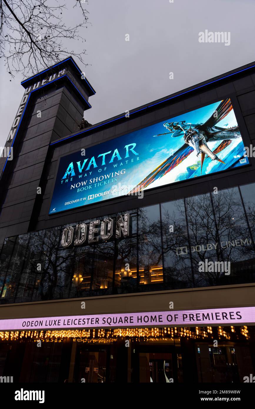Odeon Cinema Leicester Square, London, Großbritannien, zeigt Avatar, The Way of Water. Nasser und düsterer Winternachmittag Stockfoto