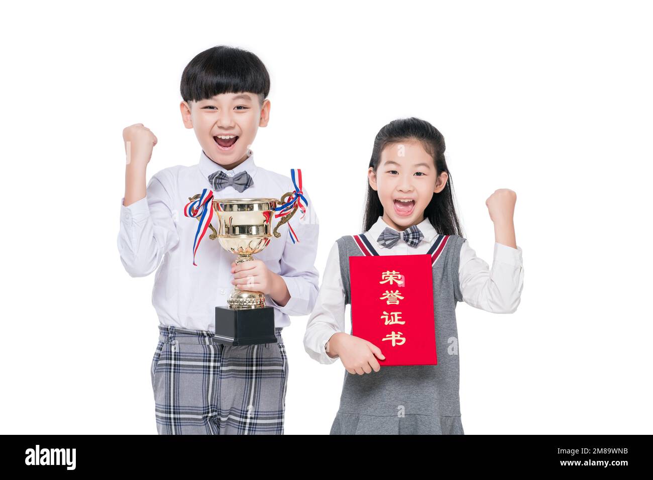 Glückliche Schüler mit Trophäe und Zertifikat Stockfoto