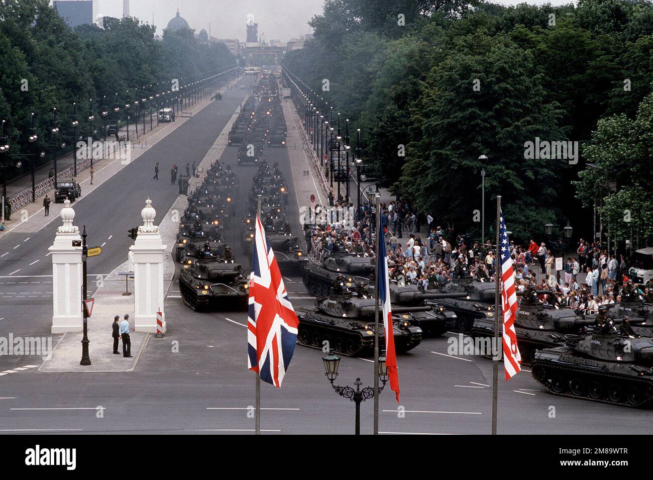 Eine französische Panzereinheit treibt ihre AMX-30-Hauptkampfpanzer zu Beginn der jährlichen Parade zum Alliierten Truppen-Tag aus dem Stadion. Basis: Westberlin Land: Deutschland / Deutschland (DEU) Stockfoto