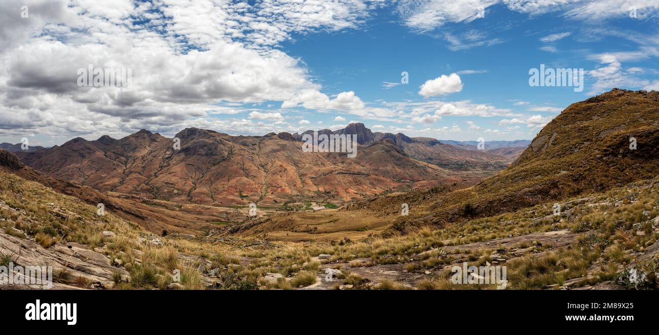 Nationalpark Andringitra, Region Haute Matsiatra, Madagaskar, wunderschöne Berglandschaft mit Wanderweg zum Gipfel und Massifen. Wandern in Andringitra Moun Stockfoto