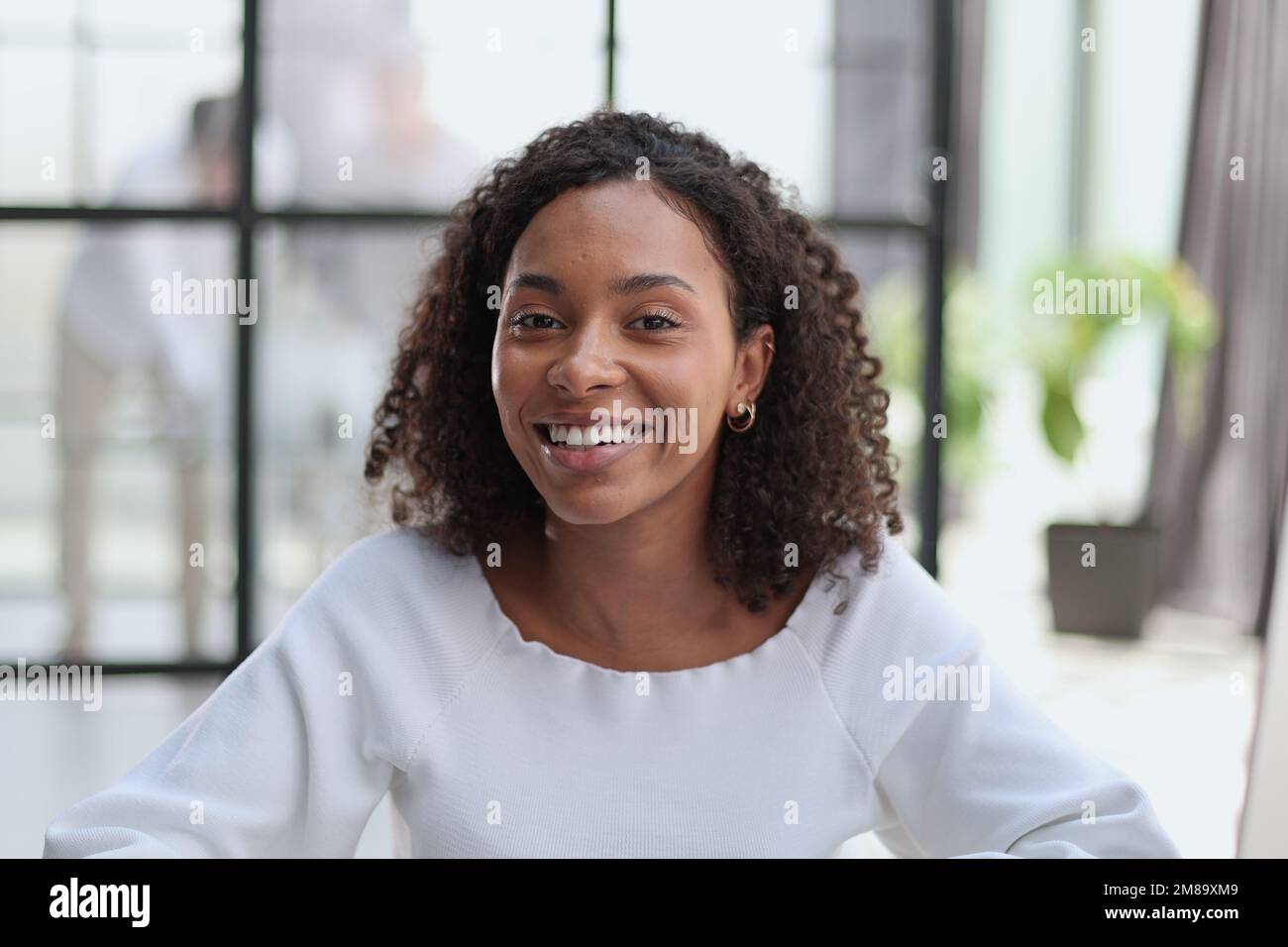 Porträt einer selbstbewussten Geschäftsfrau im modernen Büro Stockfoto