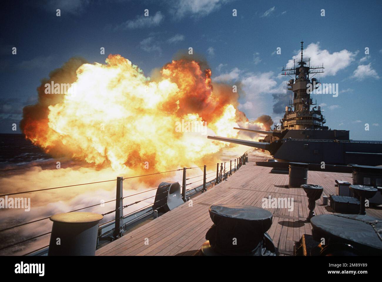 Das Schlachtschiff USS MISSOURI (BB-63) feuert während des Trainings RIMPAC '88 einige seiner Mark 7 16 Zoll 50 Kaliber Kanonen vor der Küste Hawaiis ab. Betreff Betrieb/Serie: RIMPAC '88 Land: Pazifik (POC) Stockfoto