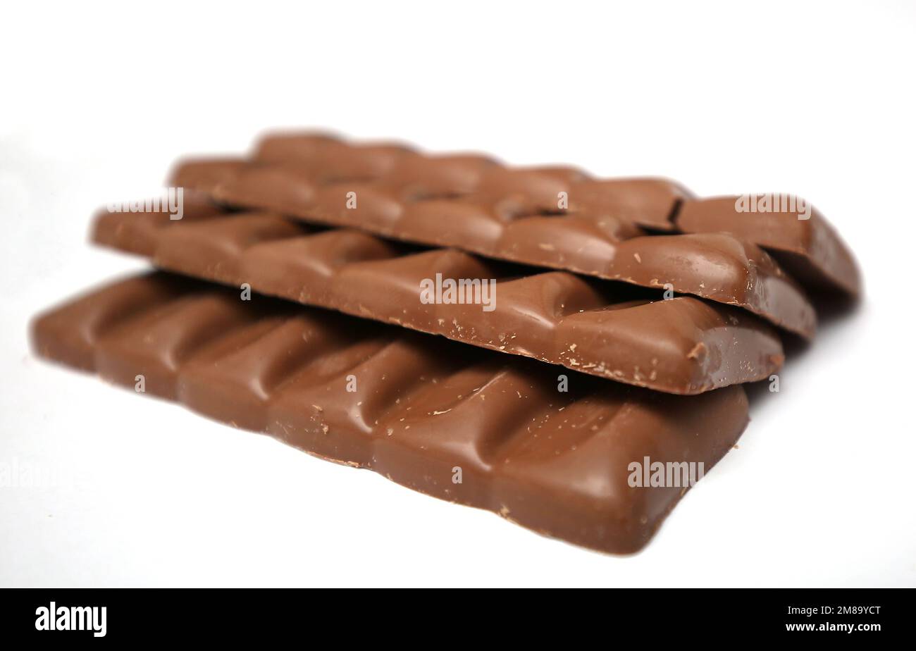 Ein Dateifoto vom 20. Oktober 02/15 mit Schokoladenriegeln, während Wissenschaftler den physikalischen Prozess entschlüsselten, der beim Verzehr eines Stücks Schokolade im Mund stattfindet, während es sich von einer festen in eine glatte Emulsion verwandelt. Sie legen nahe, dass die Stelle, an der das Fett in der Schokolade liegt, die Textur so ansprechend macht. Stockfoto