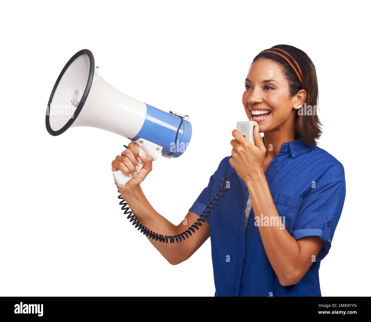 Sie sendet ihre Gedanken aus. Eine freundliche afroamerikanische Frau, die in ein Megafon spricht. Stockfoto