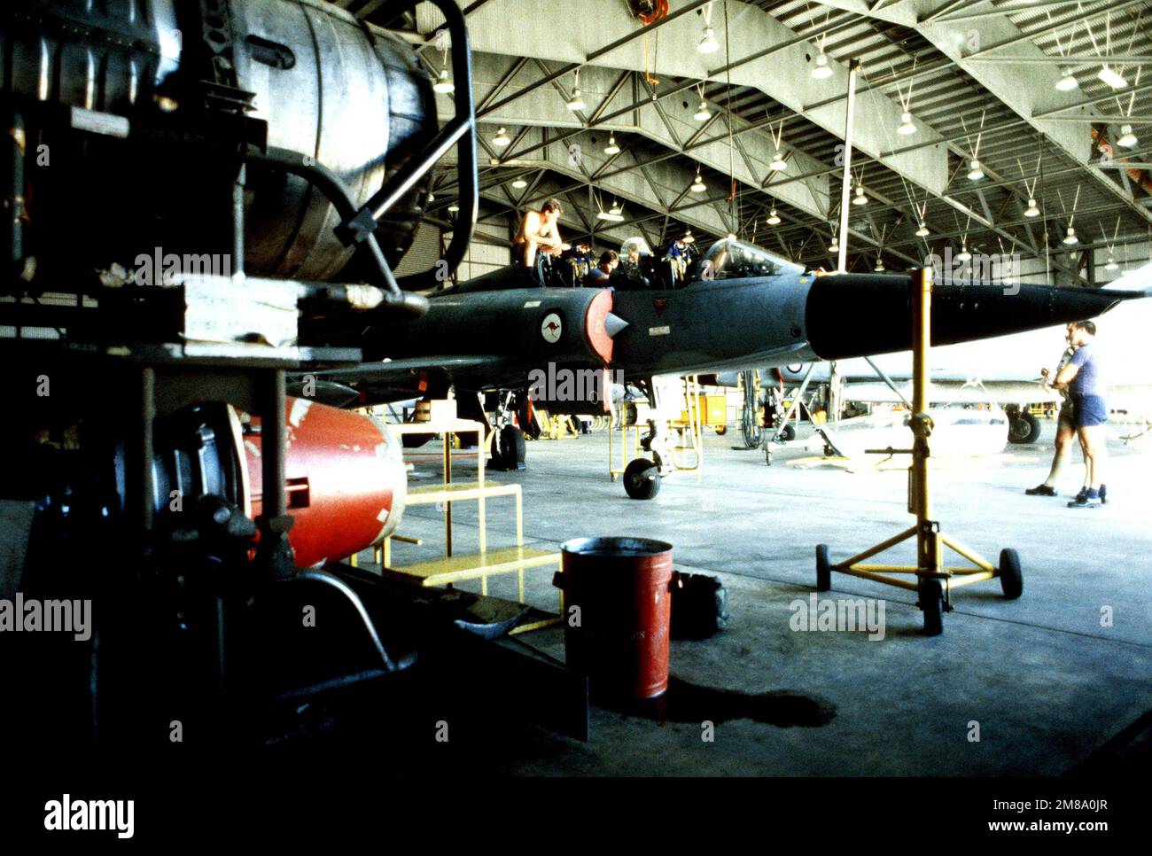 Mitglieder des Royal Australian Air Force Squadron 77 arbeiten im Cockpit eines ihrer Mirage III-D-Flugzeuge während DES PITCH BLACK '88, einem gemeinsamen Australien-USA-Training, das das Nachtfliegen betont. Basis: RAAF Darwin Staat: Northern Territory Country: Australien (AUS) Stockfoto