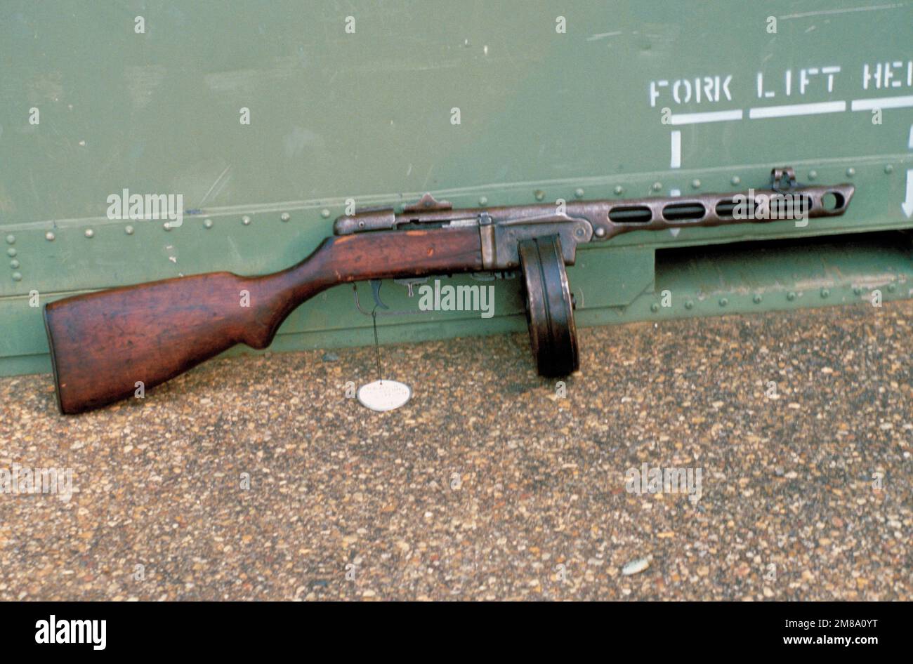 Nahaufnahme eines sowjetischen PPSH-41-Submaschinengewehrs. Basis: Marinestützpunkt, Quantico Bundesstaat: Virginia (VA) Land: Vereinigte Staaten von Amerika (USA) Stockfoto