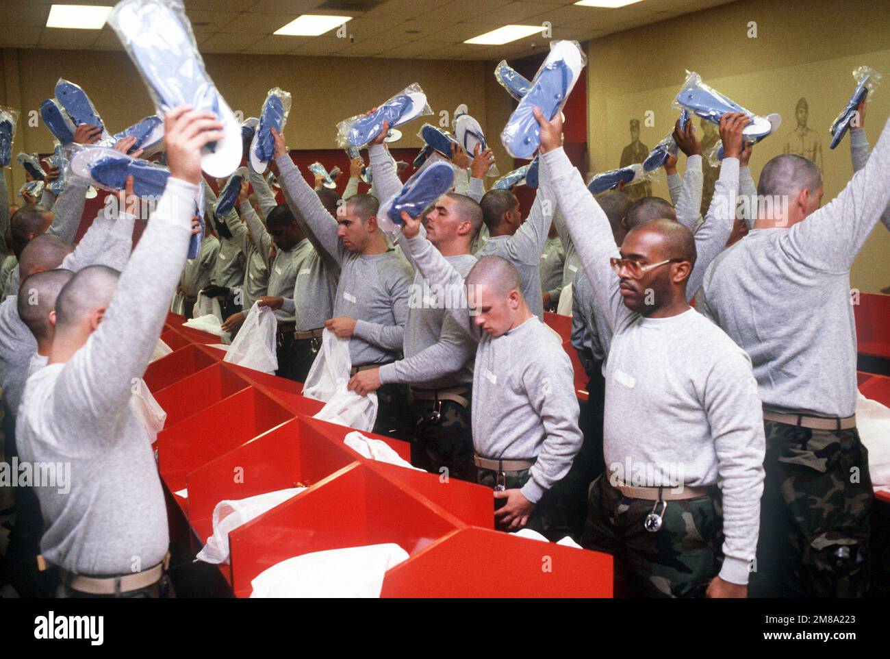 Rekruten des Marine Corps untersuchen ihre Uniform während der Verarbeitung im Recruit Training Depot, San Diego. Basis: San Diego Staat: Kalifornien (CA) Land: Vereinigte Staaten von Amerika (USA) Stockfoto