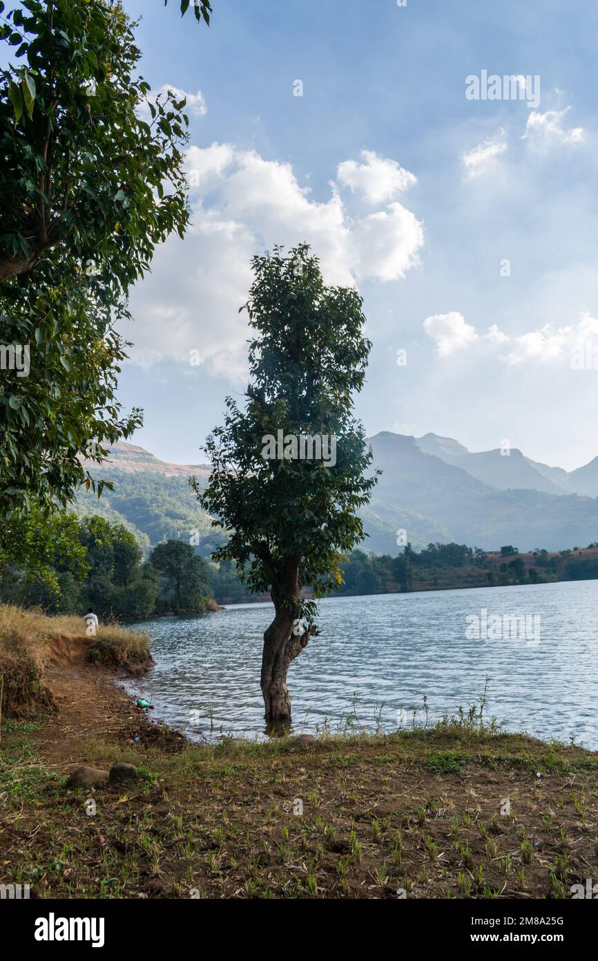 Wunderschöne Landschaft mit einem See, Hügeln und Tälern am Arthur Lake in Bhandardara in Maharashtra, Indien Stockfoto