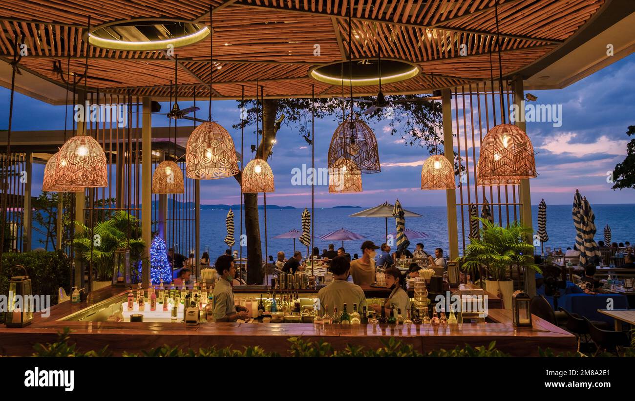 Pattaya Thailand 2022. Dezember, das Sky Gallery Restaurant in Pattaya Thailand bei Sonnenuntergang mit Menschen an der Bar mit Abendlichtern. Stockfoto