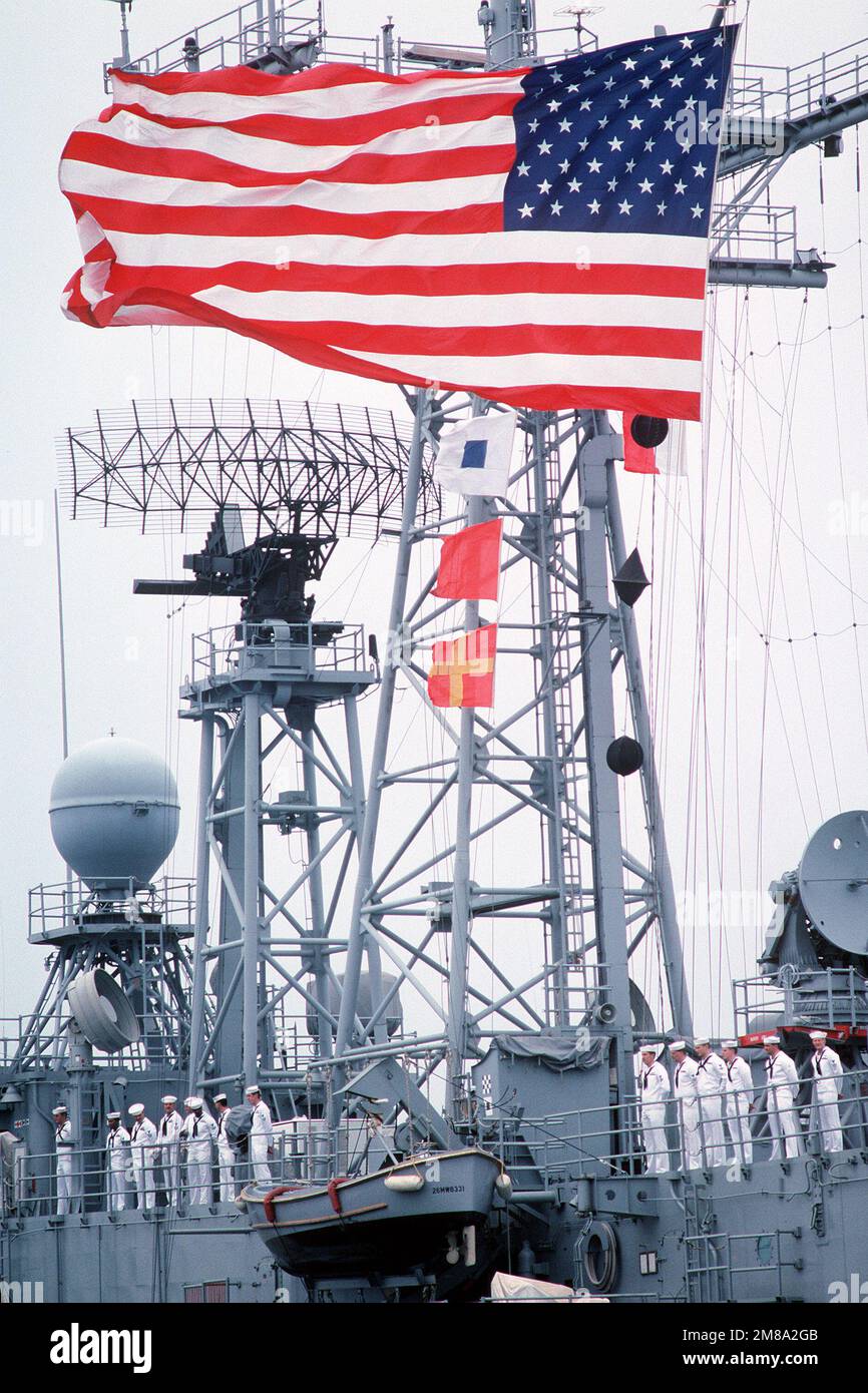 Die amerikanische Flagge fliegt vom Mast der beschädigten Führungsraketenfregatte USS SAMUEL B. ROBERTS (FFG-58). Das Schiff kehrte über das holländische Schwertransportschiff MIGHTY SERVANT II in die Vereinigten Staaten zurück, nachdem es während einer Patrouille im Persischen Golf eine iranische Mine angegriffen hatte. Basis: Newport Staat: Rhode Island (RI) Land: Vereinigte Staaten von Amerika (USA) Stockfoto