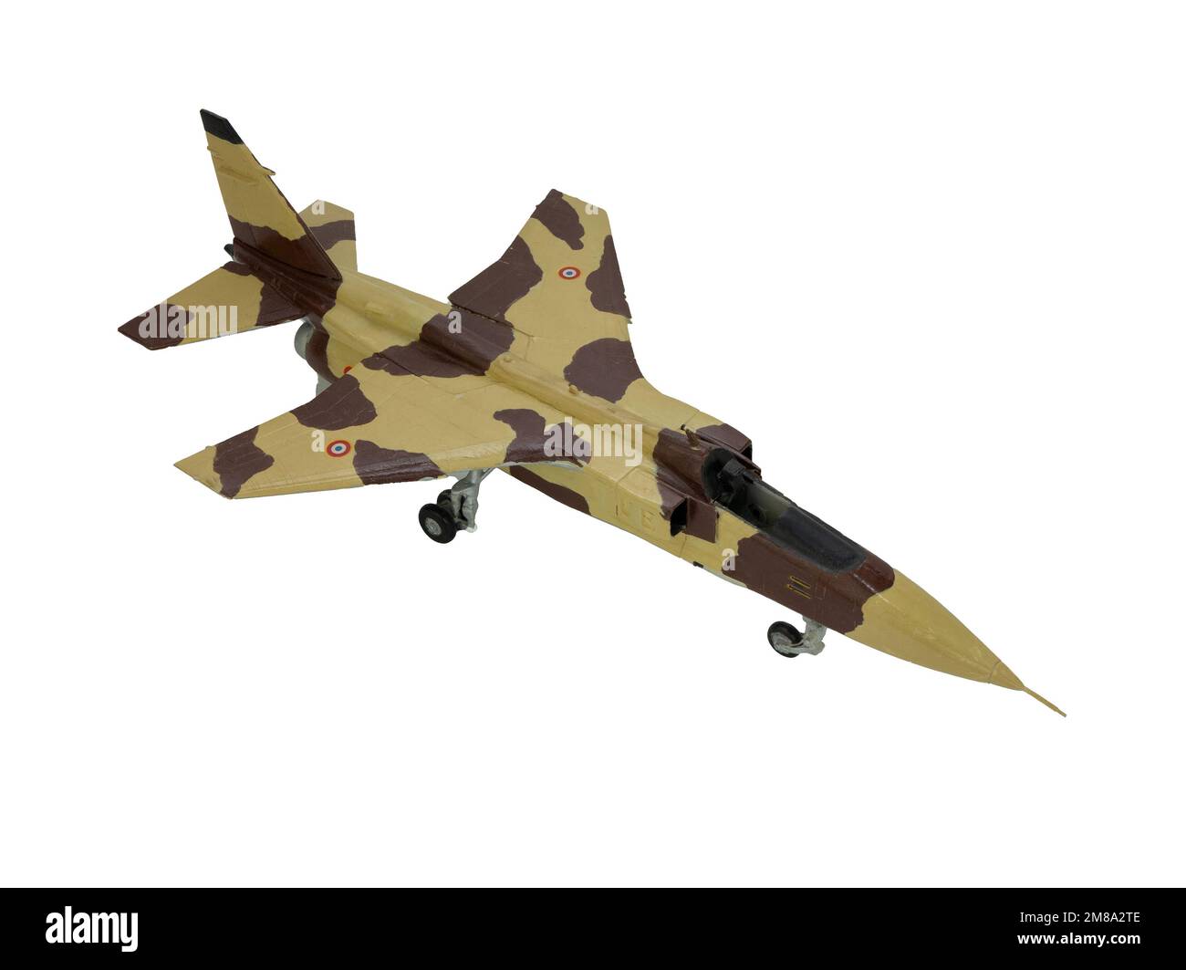 Modell eines Anglo-französischen Düsenangriffsflugzeugs in militärischer Tarnung, isoliert. Flugzeuge mit Überschallleistung, Aufklärung und angreifen Stockfoto