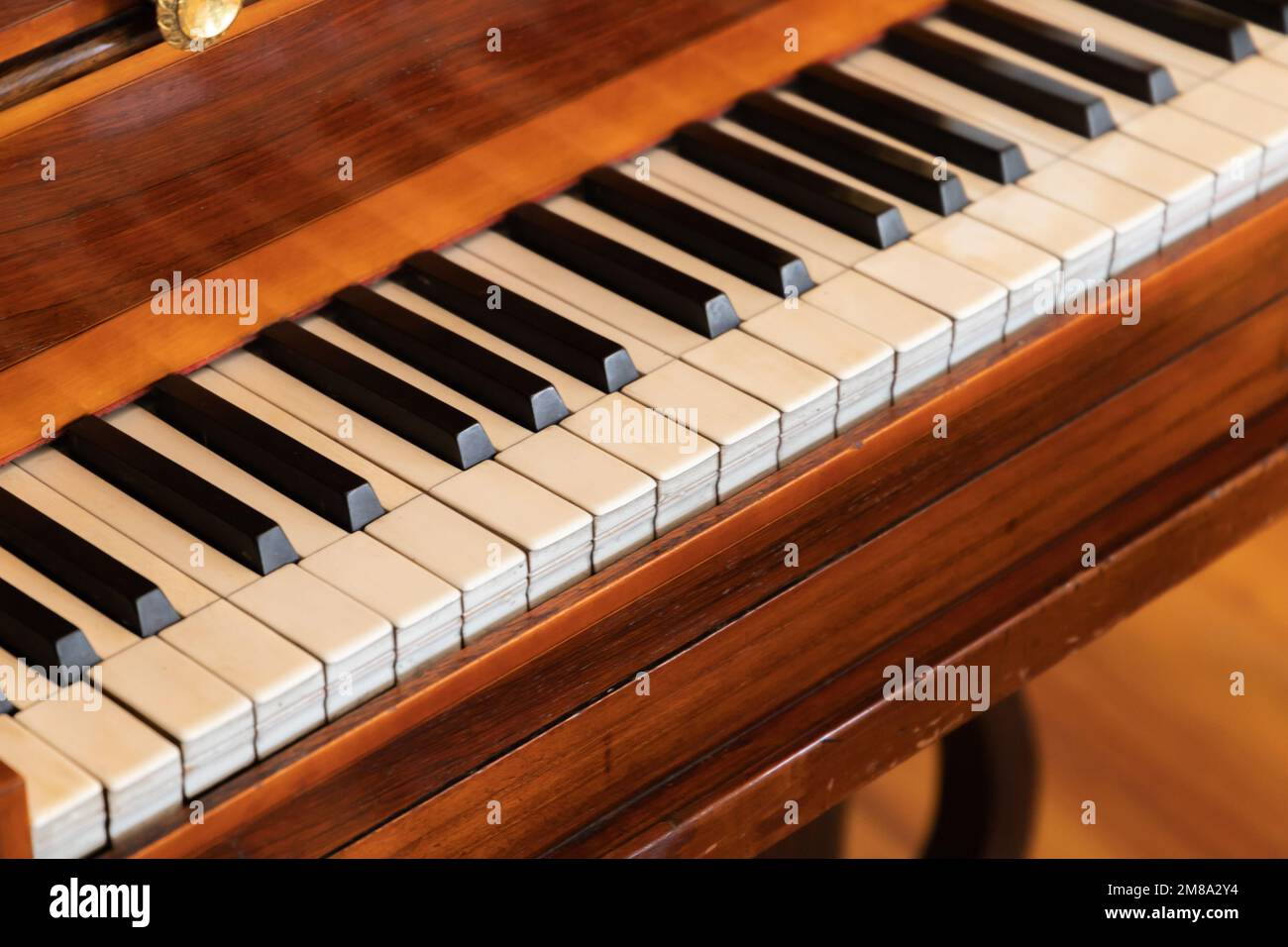 Klassische Pianotasten, Nahaufnahmen mit selektivem Weichzeichner Stockfoto
