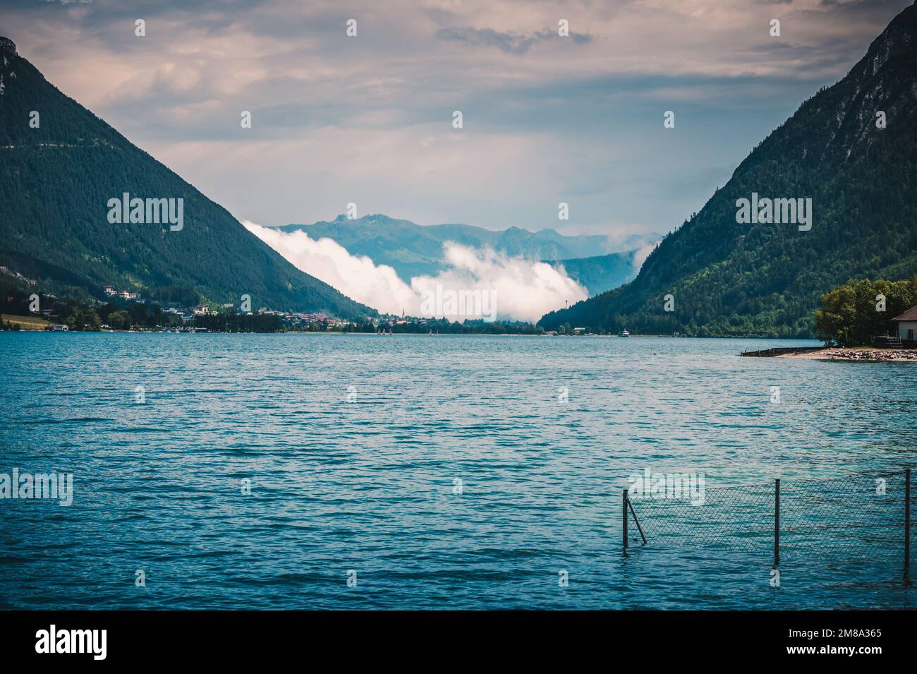 Ein malerischer Blick auf ein Tal zwischen zwei Bergen auf der anderen Seite eines Sees Stockfoto