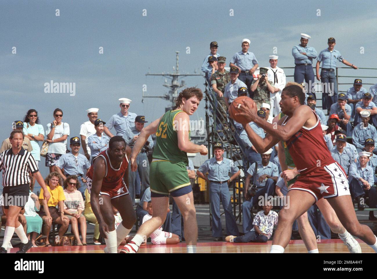 Ein Blick auf die Action, während Spieler des San Diego Stars Teams den Ball während eines Ausstellungsspiels auf einem regulatorischen Basketballfeld auf dem Flugdeck des Flugzeugträgers USS RANGER (CV-61) schnappen. An der Veranstaltung nahmen Besatzungsmitglieder und Familien der Fluggesellschaften USS CONSTELLATION (CV-64) und USS ENTERPRISE (CVN-65) Teil und luden Gäste des San Diego Naval Training Center (NTC) ein. Das Spiel wurde von der San Diego Sports Arena in Zusammenarbeit mit dem ESPN Sports Network gesponsert. Basis: San Diego Staat: Kalifornien (CA) Land: Vereinigte Staaten von Amerika (USA) Stockfoto