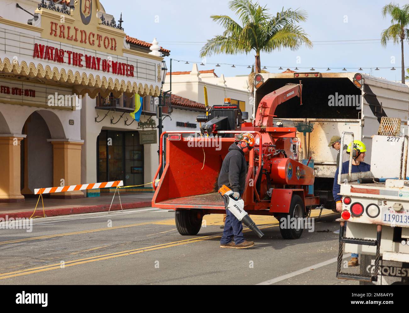 Santa Barbara, Kalifornien, USA 12. Januar 2023. Arbeiter von Santa Barbara City mit Laubbläser vor dem historischen Arlington Theater, wo die Marque „AVATAR THE WAY OF WATER“ (AVATAR DER WEG DES WASSERS) lautet: Synchetisch, da er das schlammige Wasser reinigt, nachdem der dramatische Regensturm die Straßen am letzten Wochenende überflutet hat. (Kreditbild: © Amy Katz/ZUMA Press Wire) NUR REDAKTIONELLE VERWENDUNG! Nicht für den kommerziellen GEBRAUCH! Stockfoto