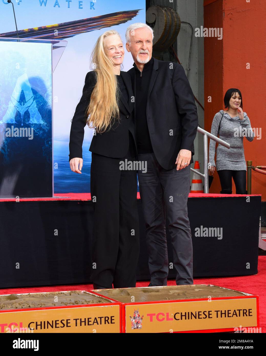 12. Januar 2023, Hollywood: Suzy Amis Cameron und James Cameron besuchen James Cameron und Jon Landau Hand and Footprint in Cement Ceremony. (Kreditbild: © Billy Bennight/ZUMA Press Wire) NUR REDAKTIONELLE VERWENDUNG! Nicht für den kommerziellen GEBRAUCH! Stockfoto