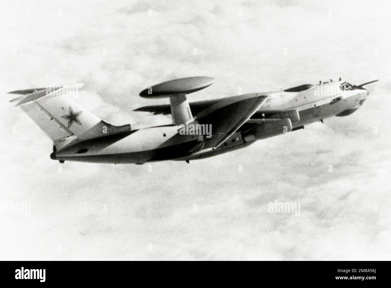 Eine Luft-Luft-Seitenansicht von rechts eines sowjetischen Hauptflugzeugs mit Airborne Warning and Control System (AWACS). Land: Unbekannt Stockfoto