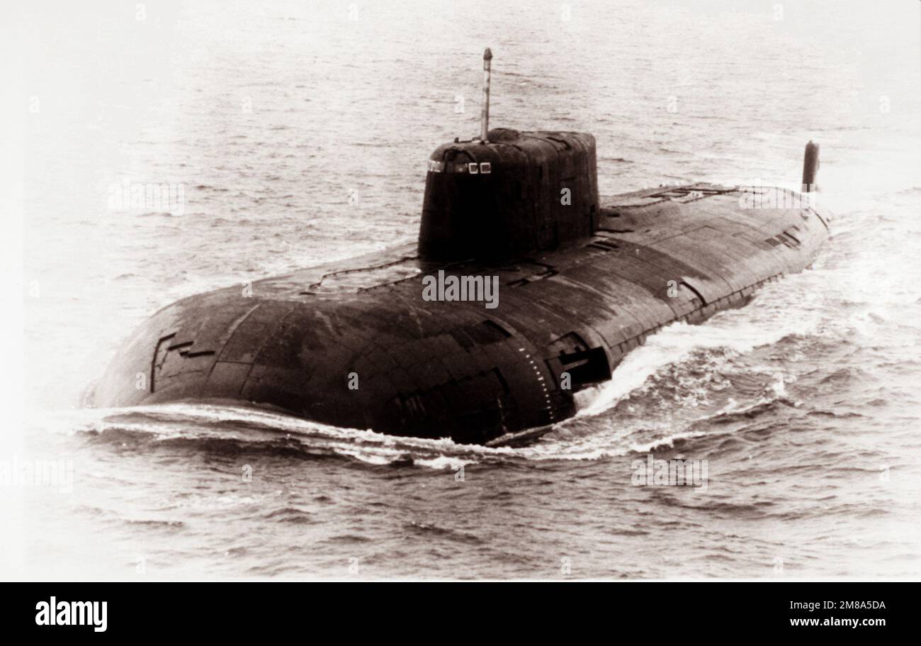 Ein Backbord-Bug-Blick auf ein nuklearbetriebenes Kreuzfahrt-U-Boot der sowjetischen Oscar-Klasse. Jedes Oscar-U-Boot ist mit 24 SS-N-19 550-km-Raketen ausgestattet. Land: Unbekannt Stockfoto