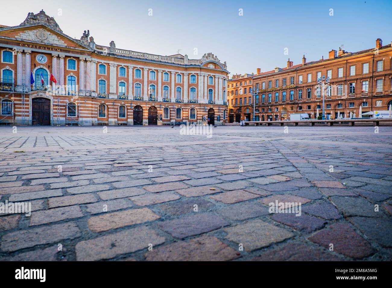 Blick auf den Capitole-Platz in Toulouse (Haute Garonne, Frankreich) am frühen Morgen Stockfoto