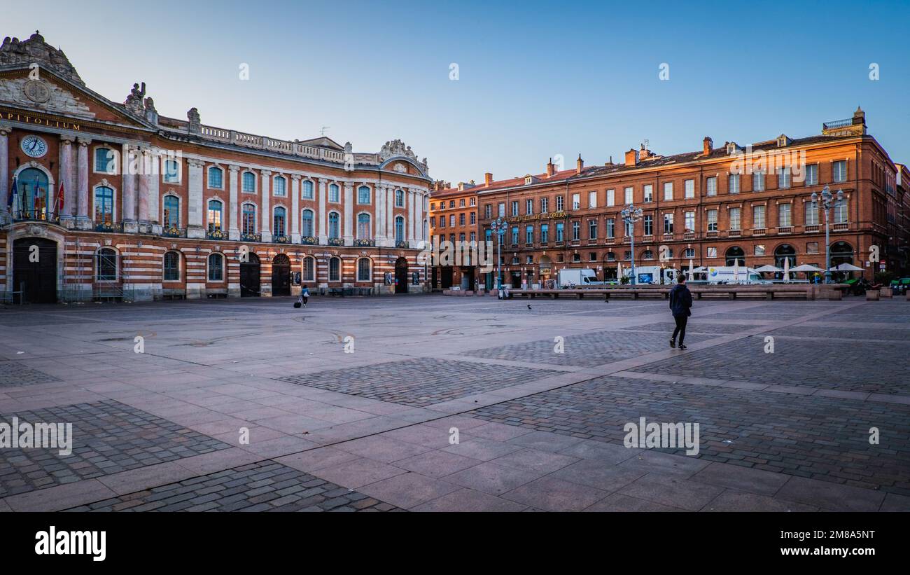 Blick auf den Capitole-Platz in Toulouse (Haute Garonne, Frankreich) am frühen Morgen Stockfoto