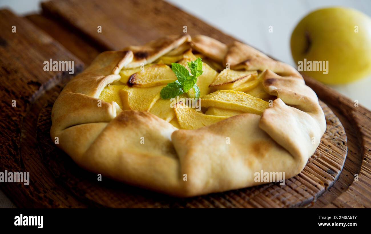 Apfelgalette. Galetten sind eine gastronomische Spezialität aus der Bretagne Frankreichs. Stockfoto