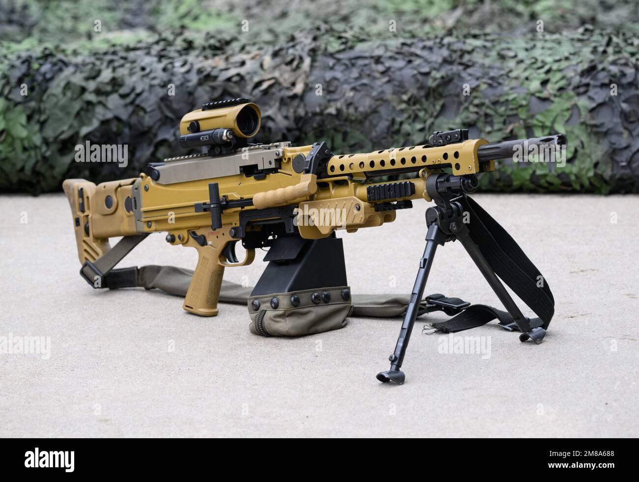 Marienberg, Deutschland. 12. Januar 2023. DAS MG-5-Maschinengewehr wird während des Besuchs des Bundesministeriums für Verteidigung beim Panzer-Grenadier-Bataillon 371 in den Ore-Mountains-Baracken aufgestellt. Neben einer Präsentation der Darbietungen der gepanzerten Infanteristen mit ihren Marder-Infanterie-Kampffahrzeugen möchte der Minister in erster Linie Gespräche mit den Soldaten führen, die für die Schnelle Eingreiftruppe der NATO (VJTF) entsandt wurden. Kredit: Robert Michael/dpa/Alamy Live News Stockfoto