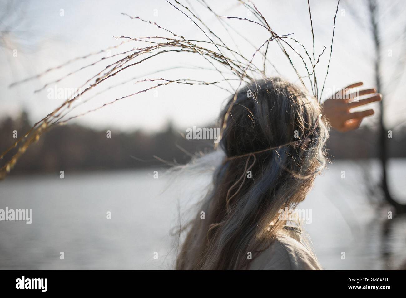 Aus nächster Nähe eine Frau am See mit langen Weidenzweigen Kronenporträt Stockfoto