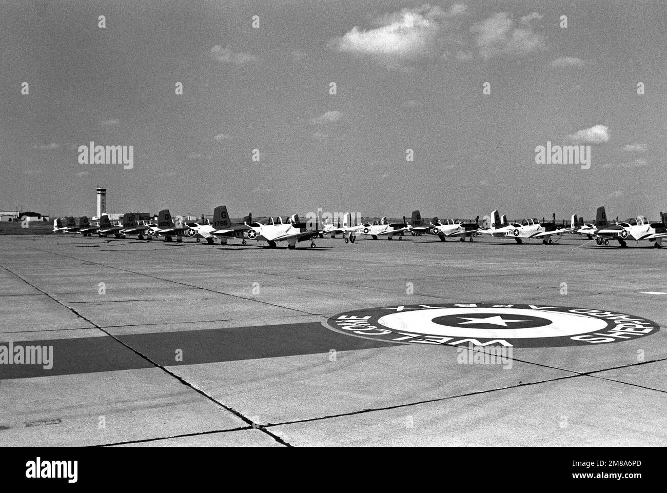 T-34C Mentor-Flugzeuge umzingeln den Flugplatz, nachdem sie zum Stützpunkt geflogen wurden, um Schäden durch Hurrikan Gilbert zu vermeiden. Die Flugzeuge sind aus den USA Navy Aircraft aus Trainingsflügel 4, in Corpus Christi, Texas. Basis: Luftwaffenstützpunkt Sheppard Bundesstaat: Texas (TX) Land: Vereinigte Staaten von Amerika (USA) Stockfoto