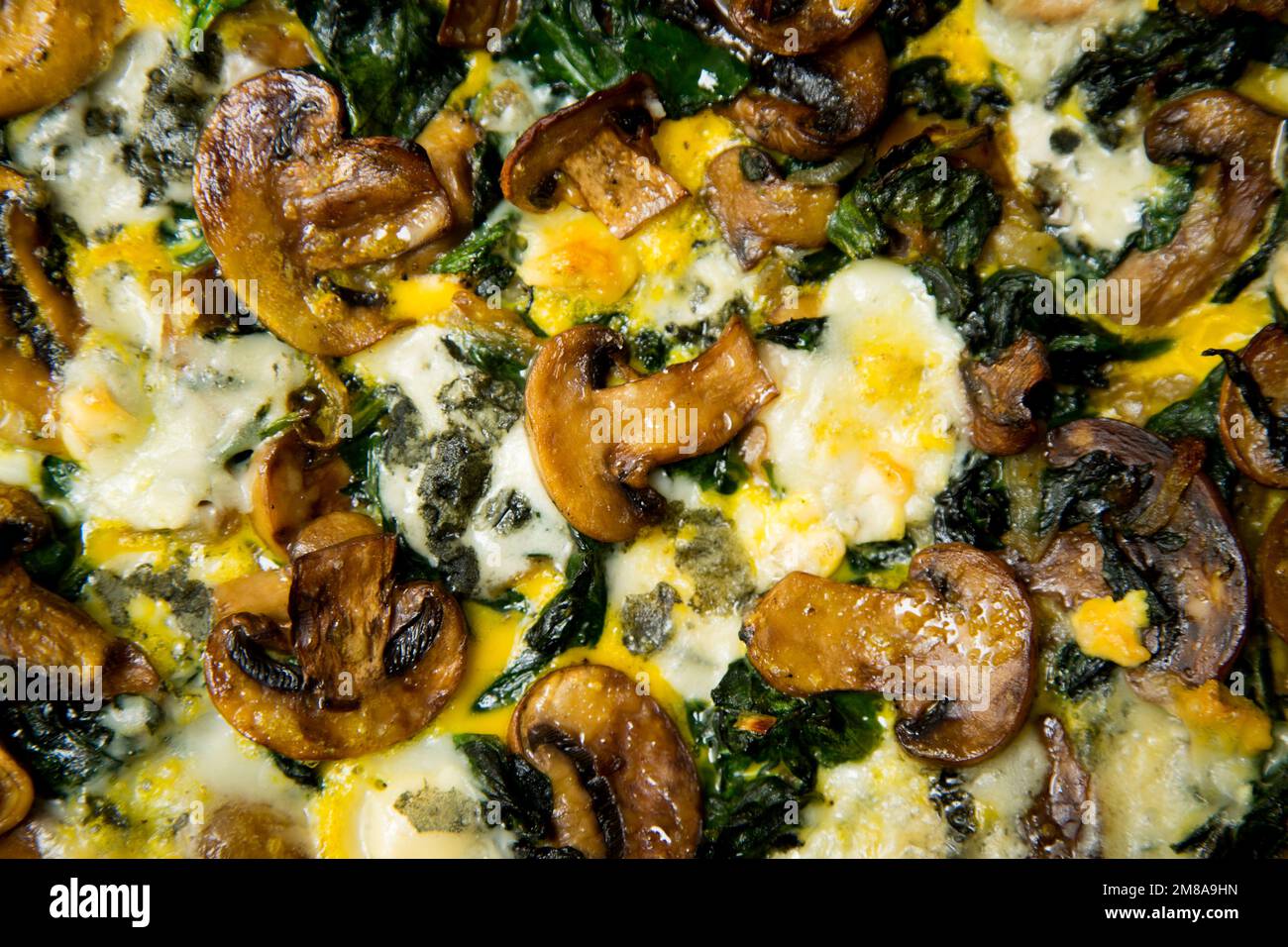Spinatpilze, französische Quiche. In der Gastronomie ist eine Quiche ...