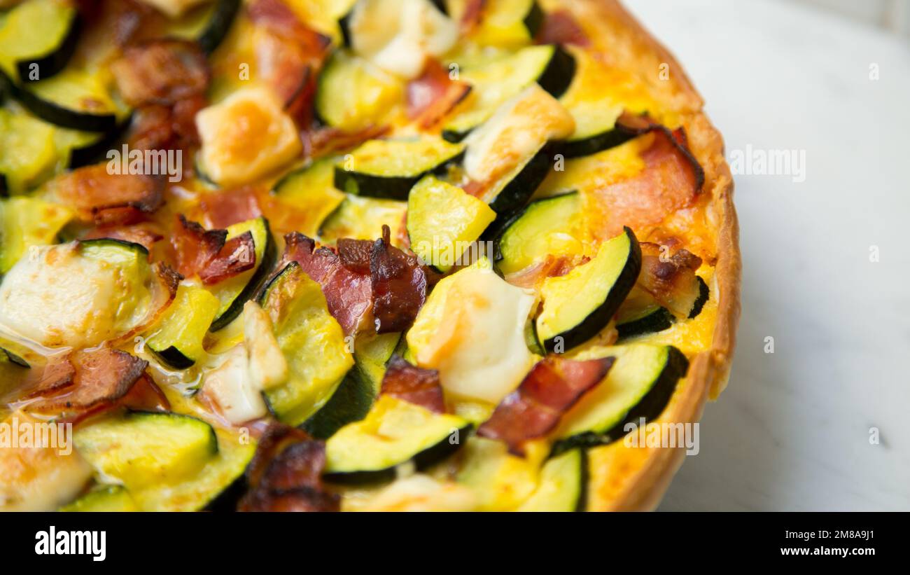 Bacon Zucchini französische Quiche. In der Gastronomie ist eine Quiche ...