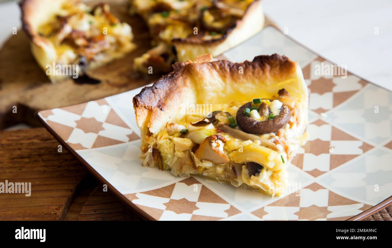 Französische Quiche mit Pilzen. In der Gastronomie ist eine Quiche eine ...