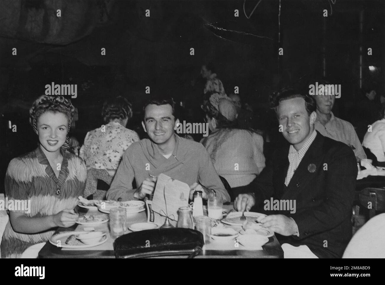 Marilyn Monroe Fotografie - Norma Jeane und Jim Dougherty im Pacific South Seas Restaurant (1944) - unbekannter Autor Stockfoto