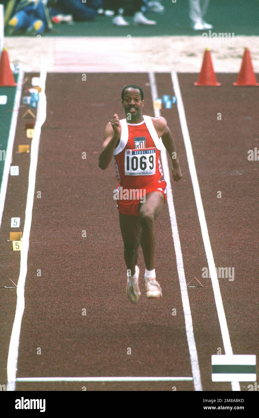 Willie Banks, Mitglied des US-Leichtathletikteams, nimmt an einem Dreifachsprung-Wettbewerb bei den Sommerspielen der Olympiade 24. Teil. Banks ist der Sohn eines zivilen Buchhaltungsspezialisten der Air Force. Basis: Seoul Land: Korea Stockfoto