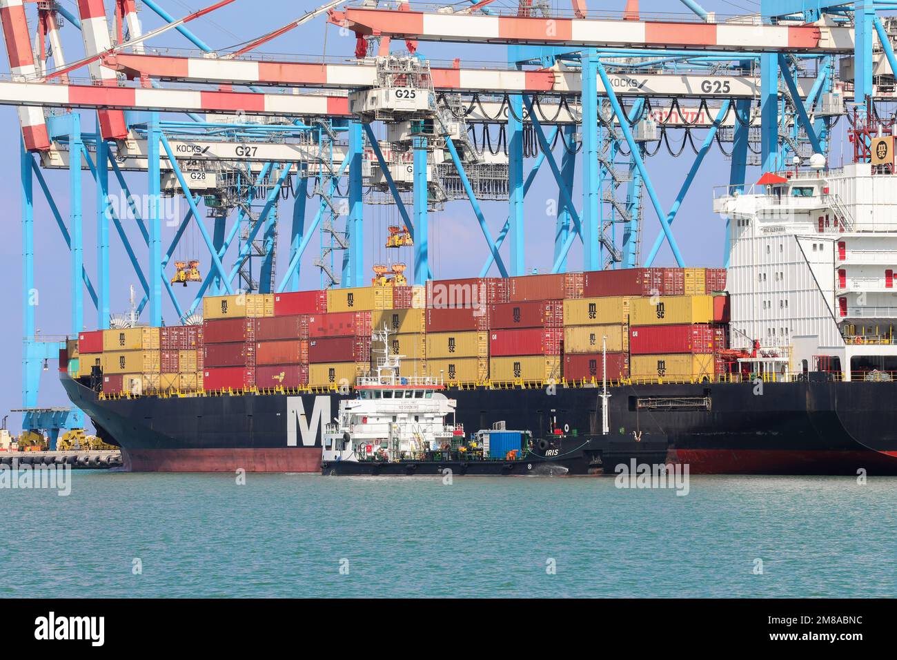 Haifa, Israel - 11. Oktober 2021: MSC Mega Containerschiff legte im Schiffshafen Haifa an. Stockfoto