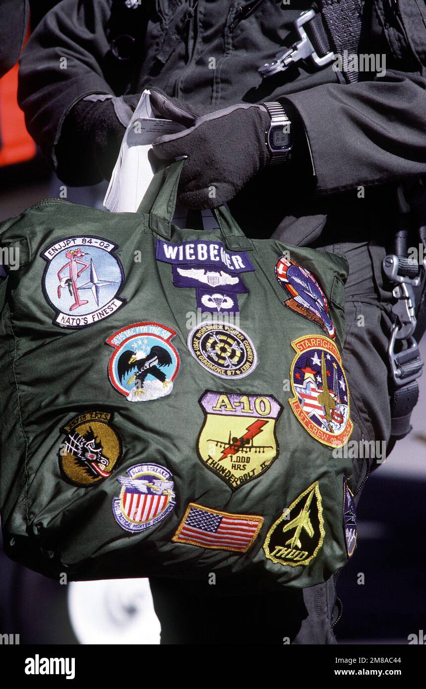 Eine Nahaufnahme der Flugzeugwettkämpfe auf der Helmtasche eines Piloten während Gunsmoke '87, einem taktischen Schießkampf und Bombenwettbewerb, der von der Luftwaffe gesponsert und vom Tactical Fighter Weapons Center in Nellis ausgerichtet wird. Betrifft Operation/Serie: GUNSMOKE '87 Stützpunkt: Nellis Luftwaffenstützpunkt Bundesstaat: Nevada (NV) Land: Vereinigte Staaten von Amerika (USA) Stockfoto