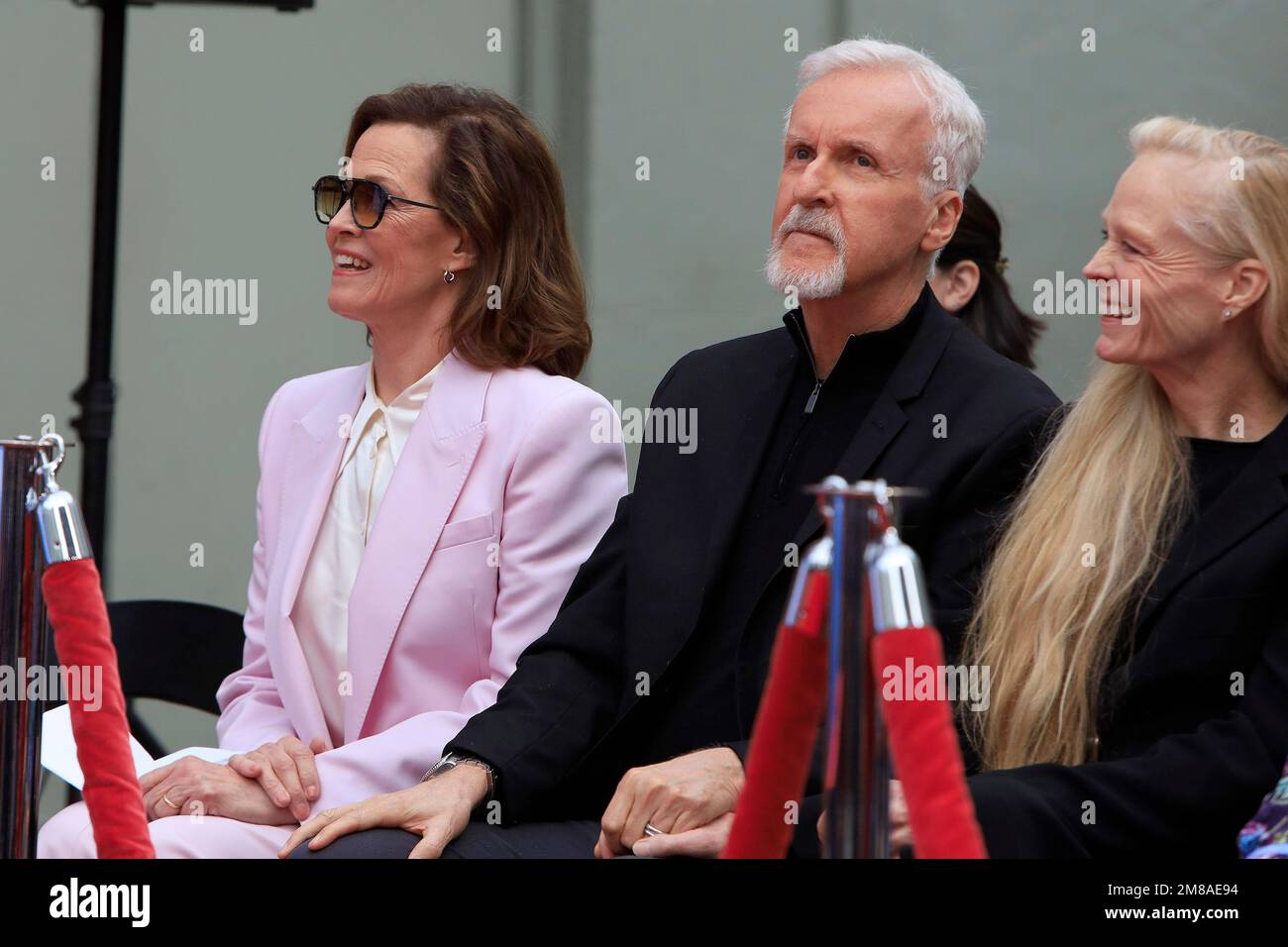 12. Januar 2023, Los Angeles, Kalifornien, USA: LOS ANGELES - 12. JANUAR: Sigourney Weaver, James Cameron, Suzy Amis bei einer Zeremonie zu Ehren von James Cameron und Jon Landau mit Hand- und Fußabdrücken im TCL Chinese Theatre IMAX am 12. Januar 2023 in Los Angeles, CA (Kreditbild: © Nina Prommer/ZUMA Press Wire) NUR REDAKTIONELLE VERWENDUNG! Nicht für den kommerziellen GEBRAUCH! Stockfoto