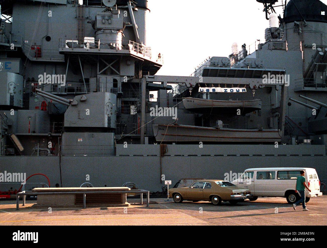 Hafenansicht des Brückenbereichs des Schlachtschiff USS IOWA (BB 61) mit MK. 16 Phalanx Close-in-Weapons-System (CIWS), ein Mk. 28 5-Zoll, Kaliber 38, Zwillingsschießeisen, der Mk. 68-Schusskontrollsystem, RGM-87A-Kanister für Harpune-Raketen und Mk. 143 gepanzerte Raketenboxen für die BGM-109 Tomahawk-Marschflugkörper. Basis: Marine Air Station, Norfolk Bundesstaat: Virginia (VA) Land: Vereinigte Staaten von Amerika (USA) Stockfoto