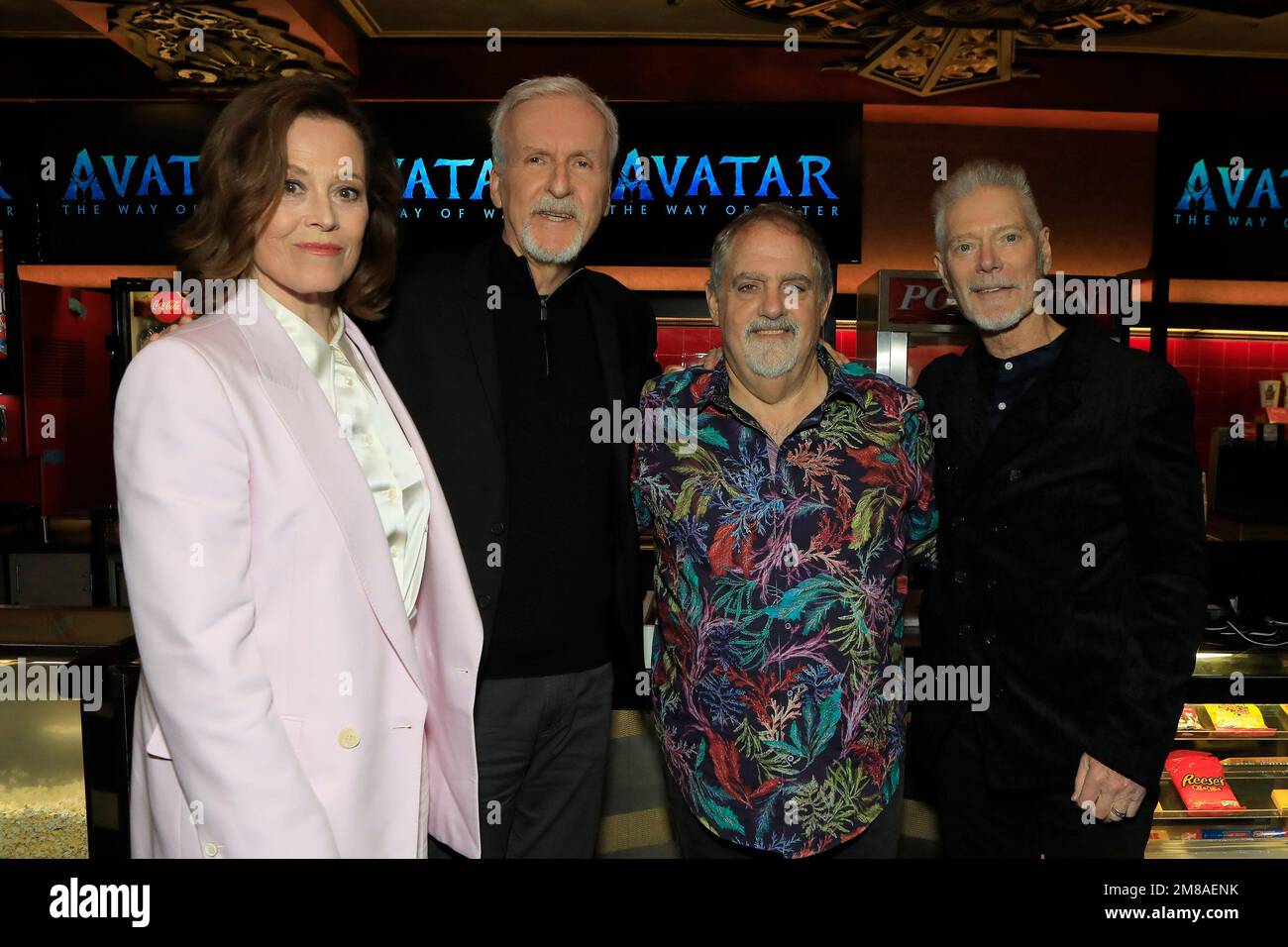 12. Januar 2023, Los Angeles, Kalifornien, USA: LOS ANGELES - 12. JANUAR: Sigourney Weaver, James Cameron, Jon Landau, Stephen lang bei einer Zeremonie zu Ehren von James Cameron und Jon Landau mit Hand- und Fußabdrücken im TCL Chinese Theatre IMAX am 12. Januar 2023 in Los Angeles, CA (Kreditbild: © Nina Prommer/ZUMA Press Wire) NUR REDAKTIONELLE VERWENDUNG! Nicht für den kommerziellen GEBRAUCH! Stockfoto