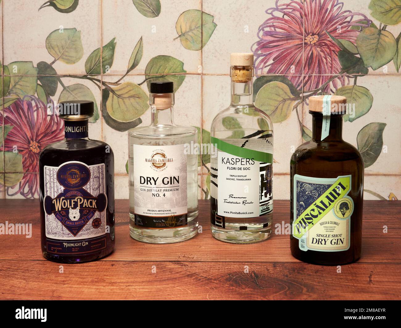 Bukarest, Rumänien - 7. Januar 2023: Eine Auswahl rumänischer Premium-Gin-Marken wie Wolfpack, Dry Gin No. 4, Kaspers und Puscalupi Stockfoto