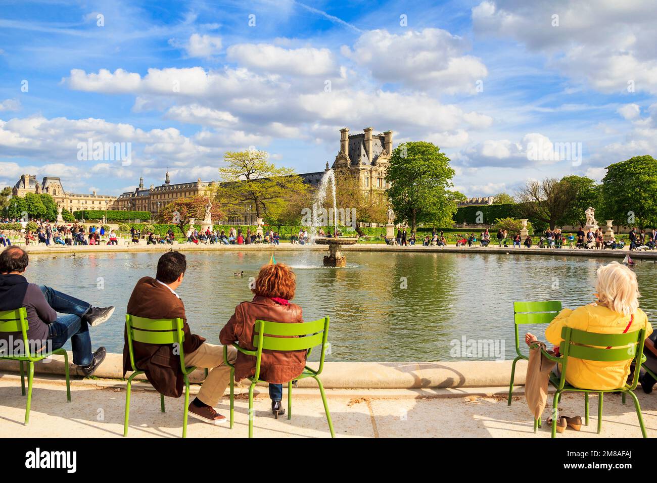 Es ist ein Tuileriengarten in der Nähe des Palastes des Louvre Museums am Frühling 12. Mai 2013 in Paris, Frankreich. Stockfoto