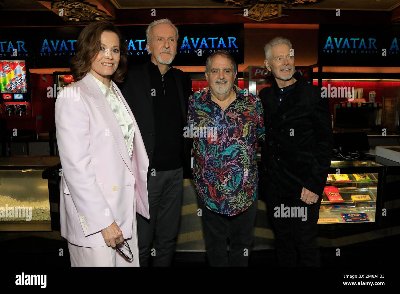12. Januar 2023, Los Angeles, Kalifornien, USA: LOS ANGELES - 12. JANUAR: Sigourney Weaver, James Cameron, Jon Landau, Stephen lang bei einer Zeremonie zu Ehren von James Cameron und Jon Landau mit Hand- und Fußabdrücken im TCL Chinese Theatre IMAX am 12. Januar 2023 in Los Angeles, CA (Kreditbild: © Nina Prommer/ZUMA Press Wire) NUR REDAKTIONELLE VERWENDUNG! Nicht für den kommerziellen GEBRAUCH! Stockfoto