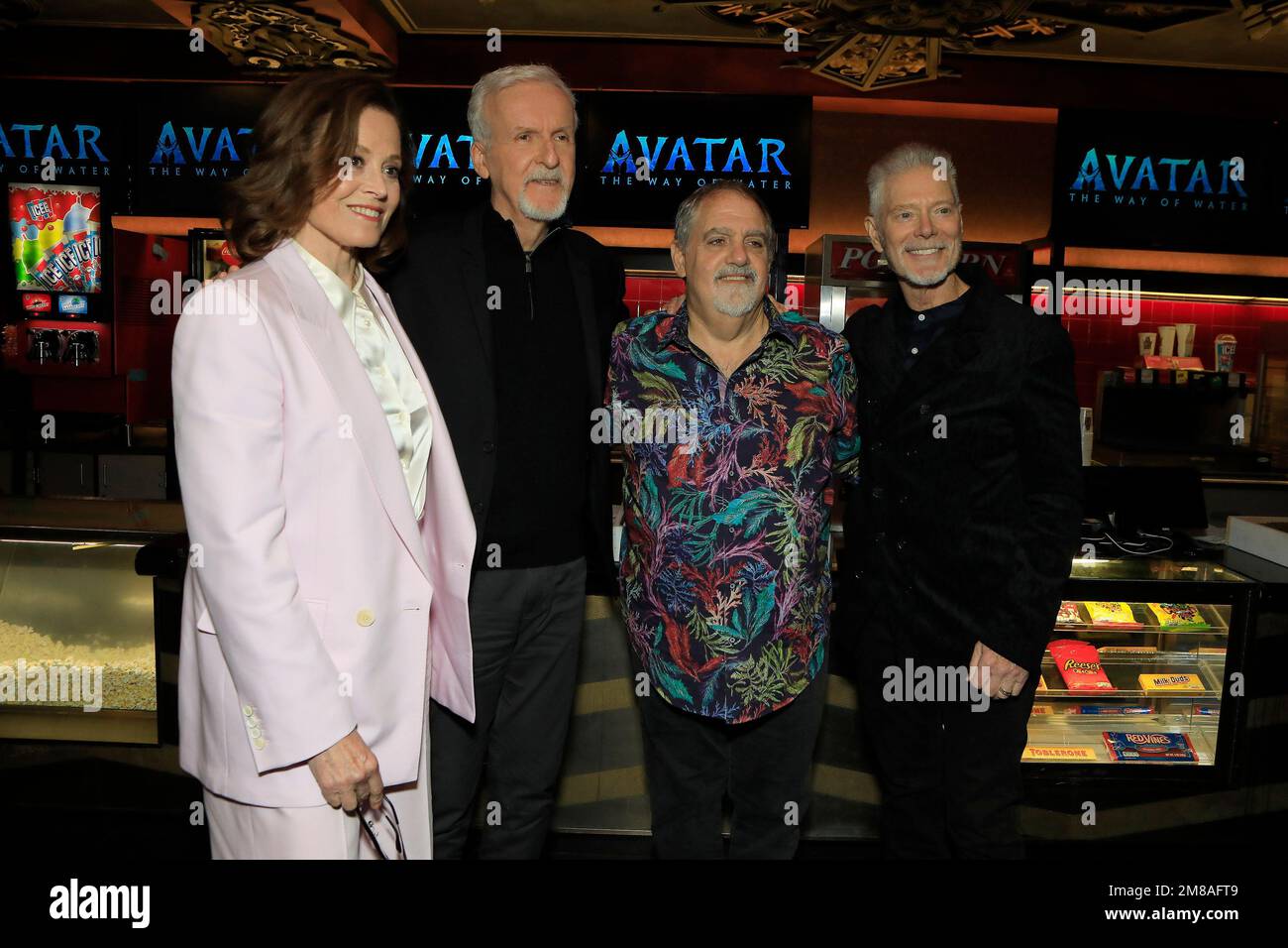 12. Januar 2023, Los Angeles, Kalifornien, USA: LOS ANGELES - 12. JANUAR: Sigourney Weaver, James Cameron, Jon Landau, Stephen lang bei einer Zeremonie zu Ehren von James Cameron und Jon Landau mit Hand- und Fußabdrücken im TCL Chinese Theatre IMAX am 12. Januar 2023 in Los Angeles, CA (Kreditbild: © Nina Prommer/ZUMA Press Wire) NUR REDAKTIONELLE VERWENDUNG! Nicht für den kommerziellen GEBRAUCH! Stockfoto