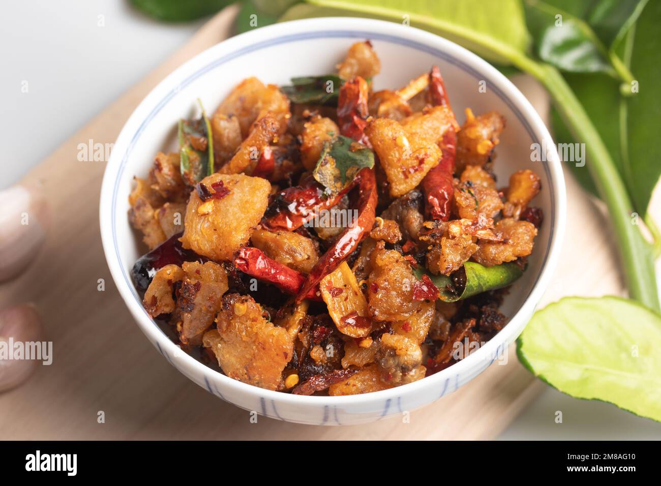 Scharf gebratenes Schweinefleisch mit Griebenpaste. Thailändisches ...