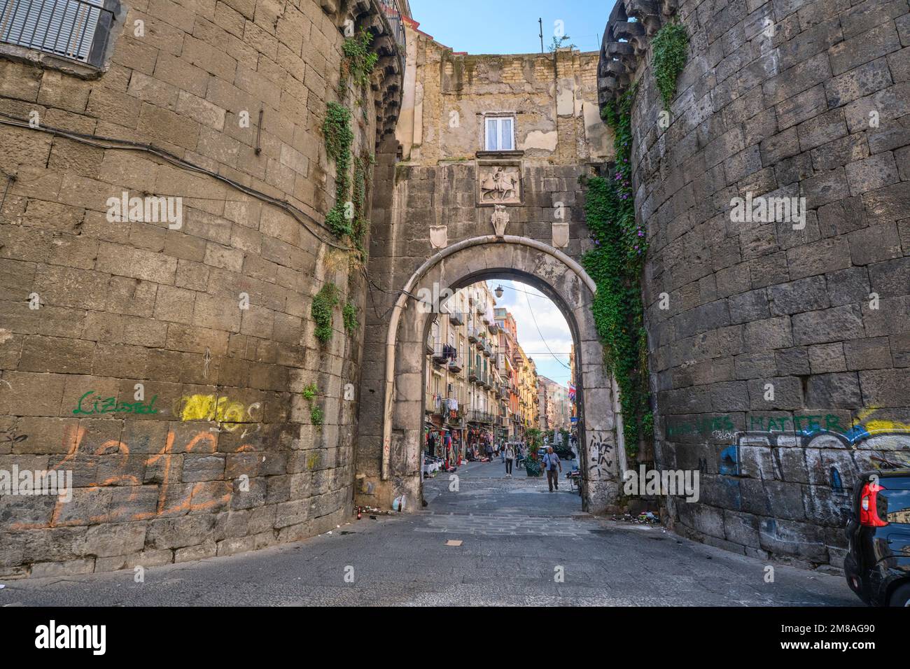 Der Steinbogen der mit Grafitti bedeckten, befestigten mittelalterlichen Tore, Porta Nolana. In Neapel, Neapel, Italien, Italien, Italien, Europa. Stockfoto